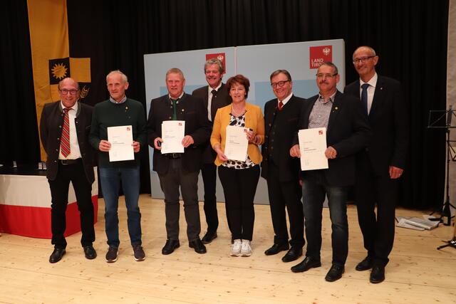 Gemeinde Strengen: Bgm. Harald Sieß (li.) mit den Geehrten Josef Mallaun, Berthild Maaß, Christian Spiss und Johann Zangerl. Im Bild mit BH Markus Maaß, LH Günther Platter und LR Toni Mattle. | Foto: Siegele