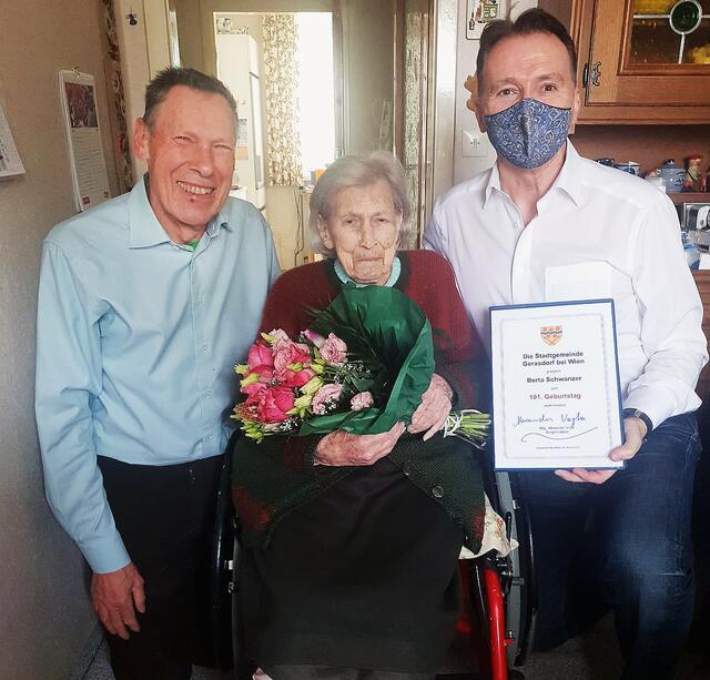 Bürgermeister Vojta gratulierte Frau Schwanzer gemeinsam mit ihrem in München lebenden Sohn, der sie einmal pro Woche besucht, recht herzlich zu ihrem 101. Geburtstag.
 | Foto: Gemeinde Gerasdorf