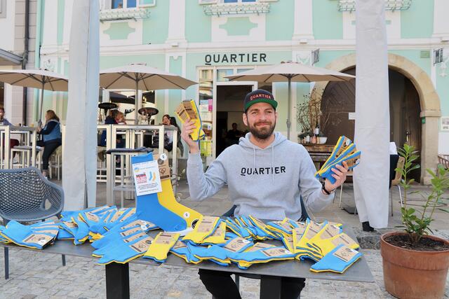 Stefan Scherf unterstützt „Nachbar in Not – Hilfe für die Ukraine“ mit ganz spezielle Ukraine-Socken.
 | Foto: Alfred Mayer