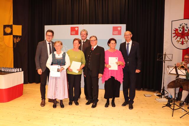 Gemeinde Schönwies: Dr. Peter Raggl (li.) mit den Geehrten Veronika Oberkofler, Marlies Rundl und Maria Summerauer. Im Bild mit BH Markus Maaß, LH Günther Platter und LR Toni Mattle. | Foto: Siegele