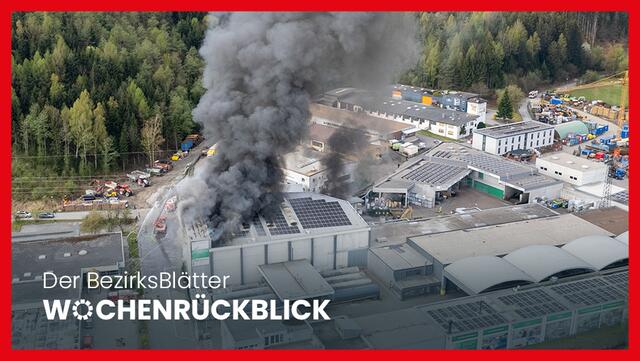 Der Vollbrand eines Entsorgungsunternehmens in Inzing hielt die Feuerwehren aus der Region auf Trab. | Foto: zeitungsfoto.at