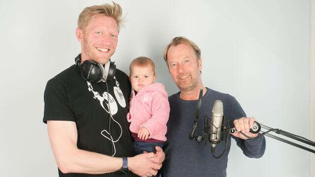 Bernhard Vosicky (li.) und Peter Polevkovits gehen beide in ihren Vaterrollen auf. Über ihre Erlebnisse erzählen sie im Podcast. | Foto: Max Spitzauer