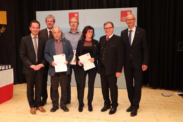 Gemeinde Ried im Oberinntal: Bgm. Daniel Patscheider (li.) mit den Geehrten Sabine Burtscher, Christian Hager und Erwin Handle. Im Bild mit BH Markus Maaß, LH Günther Platter und LR Toni Mattle. | Foto: Siegele