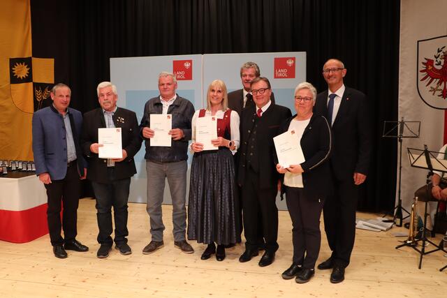 Gemeinde Serfaus: Bgm. Paul Greiter mit den Geehrten Lorenz Purtscher, Christa Purtscher, Jolanda Schwarz und Josef Wachter. Im Bild mit BH Markus Maaß, LH Günther Platter und LR Toni Mattle. | Foto: Siegele