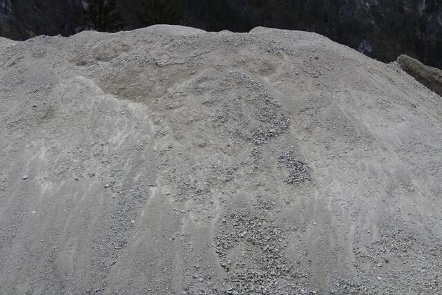 Das Granulat ersetzt Kies und Sand im Beton.  | Foto: Johanna Janisch