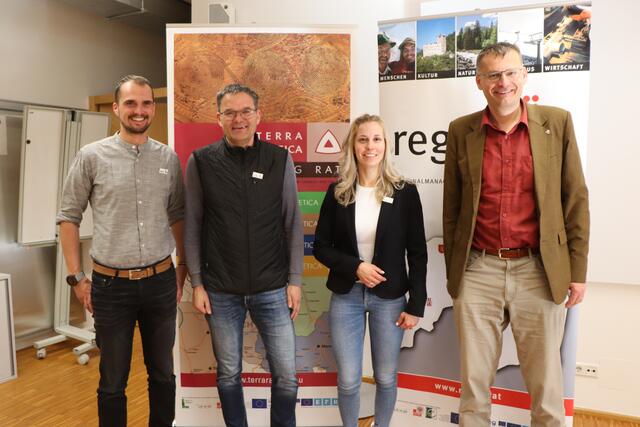 Der Bezirk Landeck bewirbt sich wieder als Leader-Region 2022 bis 2027: Joachim Nigg, regioL-Geschäftsführer Gerald Jochum, Eva Hergel und Christian Stampfer (Land Tirol). | Foto: Othmar Kolp