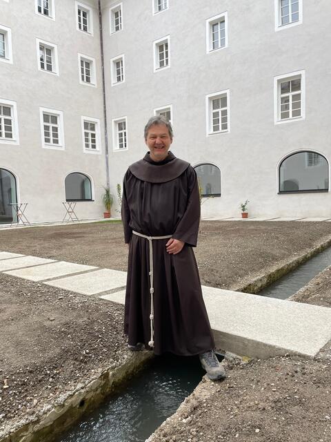 Im neuen Innenhof des Franziskanerklosters sind Teile des Almkanals sichtbar.  | Foto: Lisa Gold