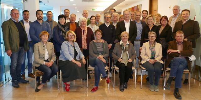 Mitglieder der REGIS Generalversammlung mit REGIS-Geschäftsführerin Rosa Wimmer und REGIS-Obmann Bürgermeister Alexander Scheutz. | Foto: REGIS