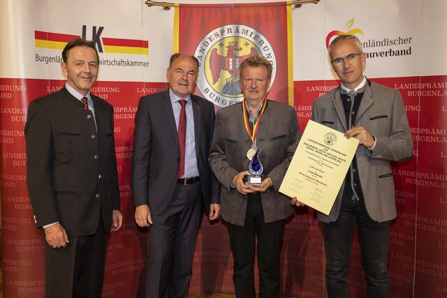 Kurt Löffler aus Königsdorf (2. von rechts) errang mit seinem Apfelfrizzante einen der acht Landessiege bei der Prämierung der besten burgenländischen Obstprodukte. | Foto: Landwirtschaftskammer