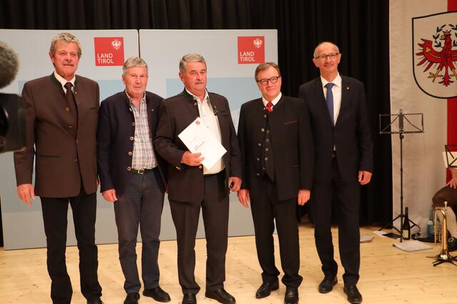 Gemeinde See: Vize-Bürgermeister Hubert Zangerl (2.v.li.) mit dem Geehrten Johann Petter. Im Bild mit BH Markus Maaß, LH Günther Platter und LR Toni Mattle. | Foto: Siegele