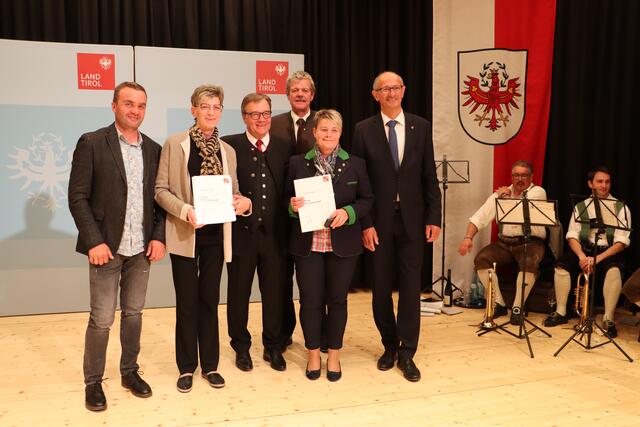 Gemeinde Tösens: Vize-Bürgermeister Daniel Wachter (li.) mit den Geehrten Angelika Folie und Theresia Venier. Im Bild mit BH Markus Maaß, LH Günther Platter und LR Toni Mattle. | Foto: Siegele