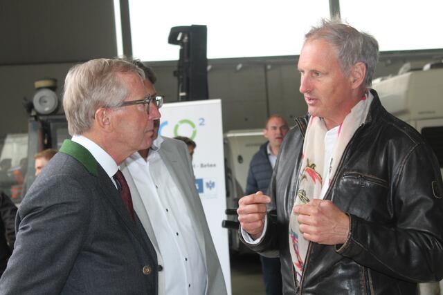 Landeshauptmann Wilfried Haslauer im Gespräch mit Roland Wernik.  | Foto: Johanna Janisch