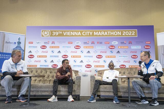 Der Favorit Oqbe Kibrom (Eritrea, Startnummer M3, 2. von links) und Cosmas Muteti (Kenia, Startnummer M6, 3. von links) während eines Medientermins zum 39. Vienna City Marathon.   | Foto: APA/TOBIAS STEINMAURER