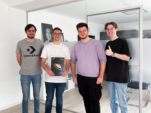 Lukas Litzlbauer, CEO Fabian Eisner, Michael Mayrhofer und Julian Zeilinger arbeiten an der neuen App Eaty.  | Foto: LeadGen