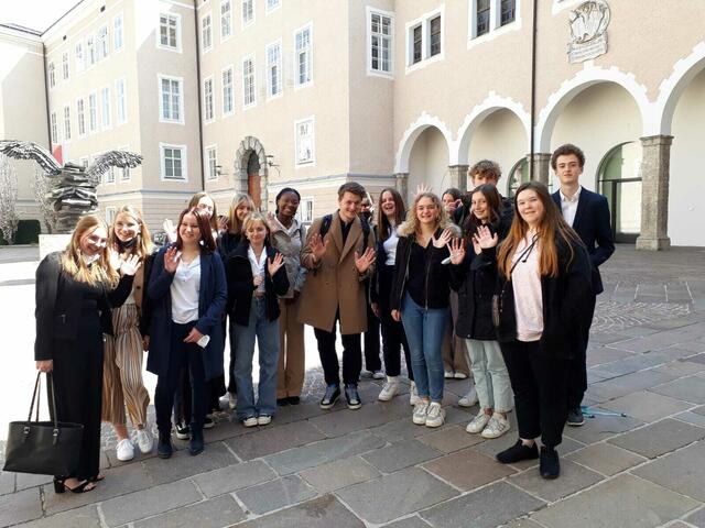 Am Donnerstag den 21. April 2022 wurden die Preise in vier Kategorien im Gesamtwert von 2.000 Euro von Landtagspräsidentin Brigitta Pallauf verliehen. Drei der vier Kategorien gingen dabei an Schüler des BORG Oberndorf. | Foto: Elke Samhaber