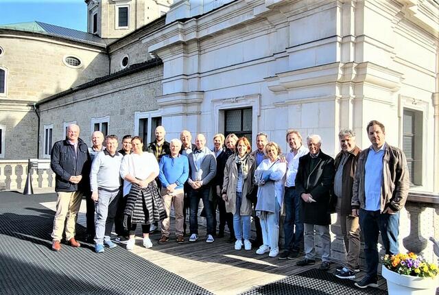Die Lions vor der beeindruckenden Dom-Kulisse.