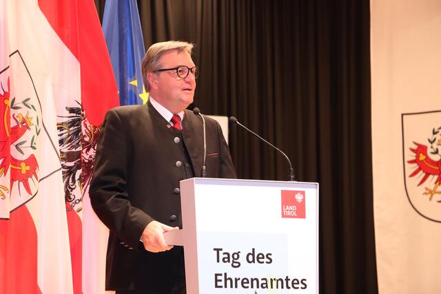 LH Günther Platter: „Wenn ich heute Persönlichkeiten für ihre Verdienste um das Gemeinwesen auszeichne, dann mache ich das aus tiefer Dankbarkeit und großem Respekt für die Leistungen jeder und jedes Einzelnen.“  | Foto: Siegele