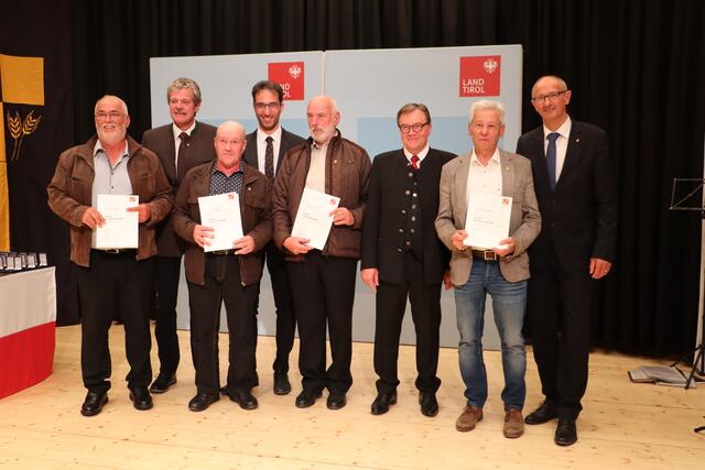 Gemeinde Nauders: Bgm. Helmut Spöttl (4.v.li.) mit den Geehrten Johann Mangweth, Stefan Mangweth, Hans Peter Müller und Josef Neururer. Im Bild mit BH Markus Maaß, LH Günther Platter und LR Toni Mattle. | Foto: Siegele