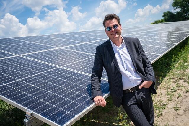 Klimastadtrat Jürgen Czernohorszky (SPÖ) setzt sich für erneuerbare Energien ein. Hier steht er vor der größten Photovoltaik-Anlage Österreichs. | Foto: PID/Bohmann