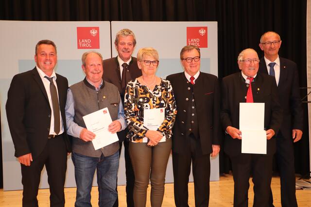 Gemeinde Grins: Bgm. Franz Benedikt (li.) mit den Geehrten Eva Handle, Andreas Spiß und Magnus Siehs sen. Im Bild mit BH Markus Maaß, LH Günther Platter und LR Toni Mattle. | Foto: Siegele
