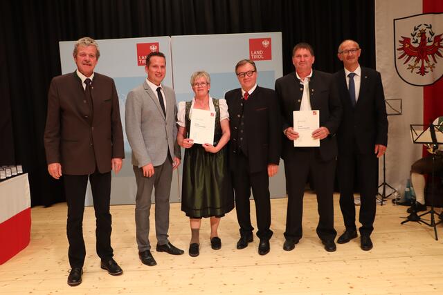Gemeinde Kauns: Bmg. Matthias Schranz (2.v.li.) mit den Geehrten Martin Eiterer und Ingrid Schranz. Im Bild mit BH Markus Maaß, LH Günther Platter und LR Toni Mattle. | Foto: Siegele