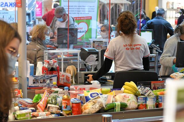 Seit fast zwei Jahren müssen Beschäftigte im lebensnotwendigen Handel Maske tragen. Das sei laut Lebensmittelkonzernen eine unzumutbare Belastung.  | Foto: Wolfgang Spitzbart