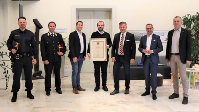 Die Auszeichnung des Mediziners, der einen Radfahrer aus der Glan rettete. | Foto: Stadt Klagenfurt