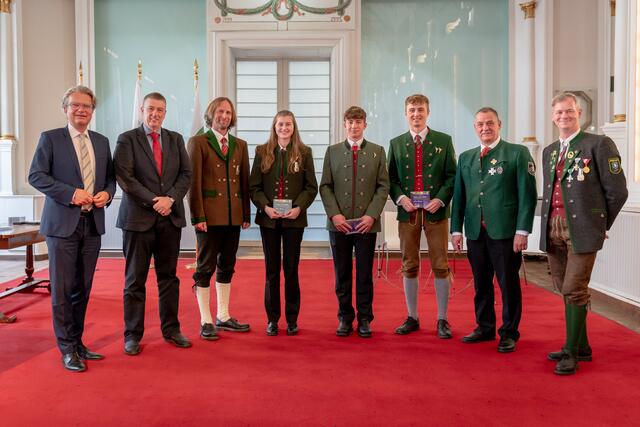 LR Christopher Drexler, LAbg. Klaus Zenz, Landeskapellmeister Rechberger, drei Musiker:innen aus dem Bezirk Leoben, Landesobmann Erich Riegler und Landesjugendreferent Thomas Brunner (v.l.) | Foto: Land Steiermark