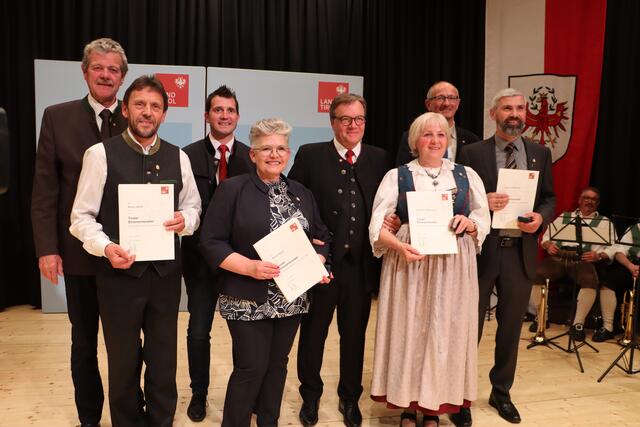 Beim Tag des Ehrenamtes wurde zahlreichen Ehrenamtliche für ihr Engagement gedankt. Gemeinde Fließ: Bgm. Alexander Jäger (3.v.re.) mit den GeehrtenJohanna Achenrainer, Klaus Marth, Anita Posch und Oskar Unterkircher. Im Bild mit BH Markus Maaß, LH Günther Platter und LR Toni Mattle. | Foto: Siegele