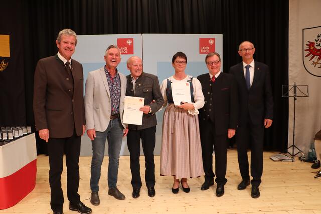 Gemeinde Kaunertal: Bgm. Christian Kalsberger (2.v.li.) mit den Geehrten Rosa Maria Lentsch und Adolf Spanninger. Im Bild mit BH Markus Maaß, LH Günther Platter und LR Toni Mattle. | Foto: Siegele