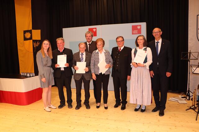 Beim Tag des Ehrenamtes in Fiss wurden zahlreiche Ehrenamtliche geehrt. Gemeinde Zams: Landtags-Abg. Marina Ulrich (li.) mit den Geehrten Franz Juen, Günter Krismer, Anna Platter und Barbara Summerauer. Im Bild mit BH Markus Maaß, LH Günther Platter und LR Toni Mattle. | Foto: Siegele