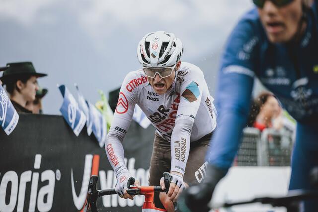 Felix Gall bei der Zieleinfahrt. | Foto: Expa Pictures