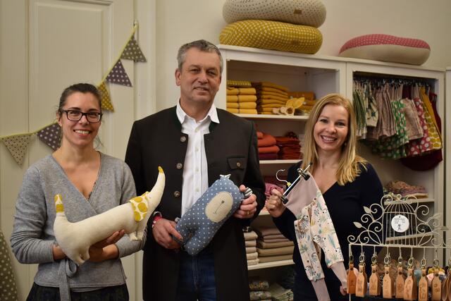Lena Sleik, Stadtrat Max Habenicht und ÖVP-Clubobfrau Julia Löschnig im Atelier Beuteltier.  | Foto: Büro SR Habenicht