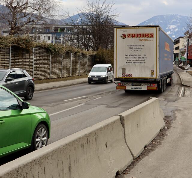 Die Straße hat im Winter massive Schäden davongetragen und wird jetzt saniert. | Foto: Hans Ebner