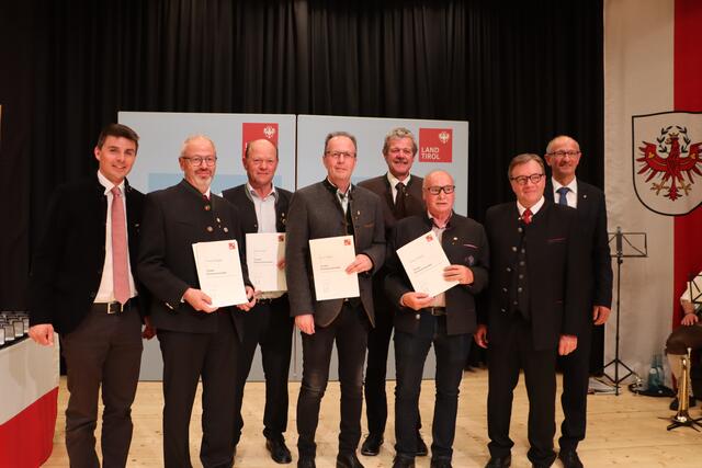 Gemeinde Fiss: Bgm. Simon Schwendinger mit den Geehrten Bruno Geiger, Franz Geiger, Fridolin Kathrein, Thomas Plangger. Im Bild mit BH Markus Maaß, LH Günther Platter und LR Toni Mattle. | Foto: Siegele