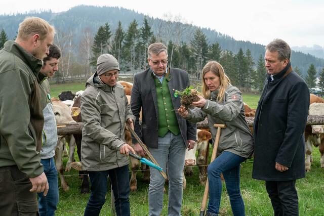 Grünlandprofi Marlene Moser-Karrer von der Landwirtschaftskammer Steiermark berät die Landwirte in Sachen Bodenbearbeitung. | Foto: Klaus Pressberger
