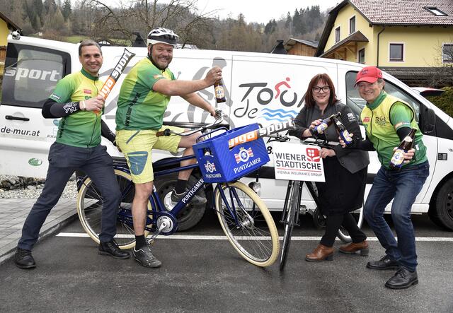 Reinhard Hartner (Organisator), Bernd Siorpaes (Geschäftsführer TVB Salzburger Lungau Katschberg), 
Lisbeth Schwarzenbacher (Obfrau TVB Salzburger Lungau Katschberg) und Johann Nager (Organisator). | Foto: TVB Salzburger Lungau Katschberg