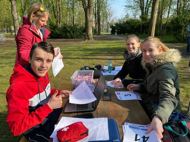 Schülerinnen und Schüler der Wahlpflichtfachgruppe "Theorie des Sports" bereiten die Startnummern vor.  | Foto: Mary Ward Privatgymnasium &amp; ORG St. Pölten