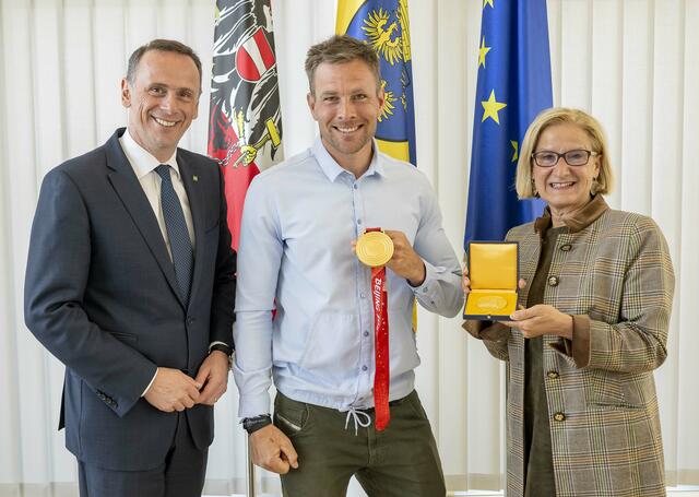 Sportlandesrat Jochen Danninger, Olympiasieger Benjamin Karl, Landeshauptfrau Johanna Mikl-Leitner | Foto: NLK Filzwieser