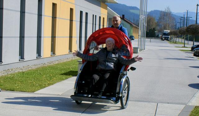Die erste Ausfahrt mit der Rikscha und Animateur Gerald Klopf konnte Heimbewohnerin Justine Stadlhofer genießen. | Foto: PH Krieglach