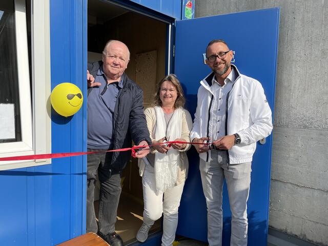 Container-Sponsor Franz Walch, Gemeinderätin Evi Theiler und Bürgermeister Stefan Helmreich (v.l.) eröffneten den neuen Kostnixladen in Lieboch. | Foto: MeinBezirk.at
