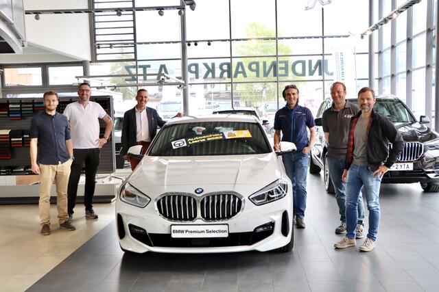 Die Osttiroler Autohändler freuen sich, dass nach zwei Jahren Pause wieder eine Autoschau stattfinden kann. V.l.: Jakob Troger, Johannes Robitsch, Anton Thum, Martin Niedertscheider, Christian Bodner und Christian Prisker. | Foto: Claudia scheiber