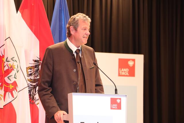 Bezirkshauptmann Markus Maaß: "Die geehrten Persönlichkeiten tragen durch ihre herausragende, engagierte, freiwillige und unentgeltliche, aber jedenfalls unbezahlbare Arbeit in den Gemeinden zum Wohle der Gemeinschaft bei. Dafür bedanke ich mich recht herzlich." | Foto: Siegele