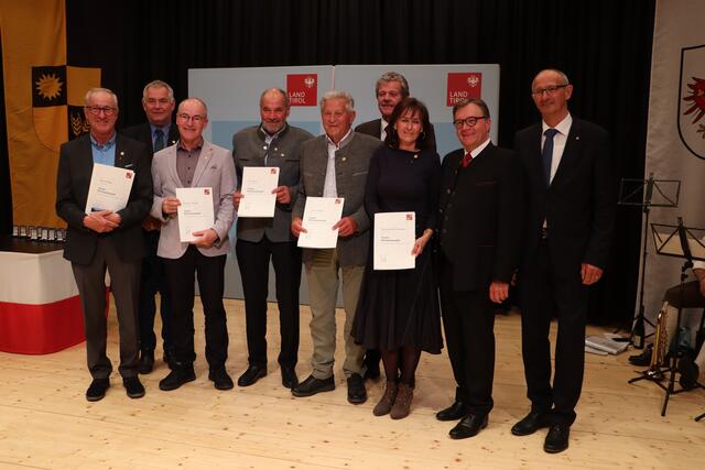 Tiroler Ehrenamtsnadel: Engagement von 86 verdienten Persönlichkeiten ...