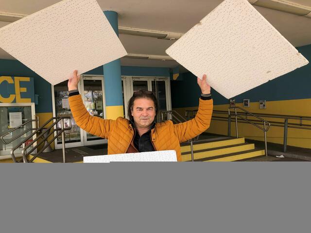 Markus Tripolt und der Himmel über der VHS. | Foto: VHS Hietzing