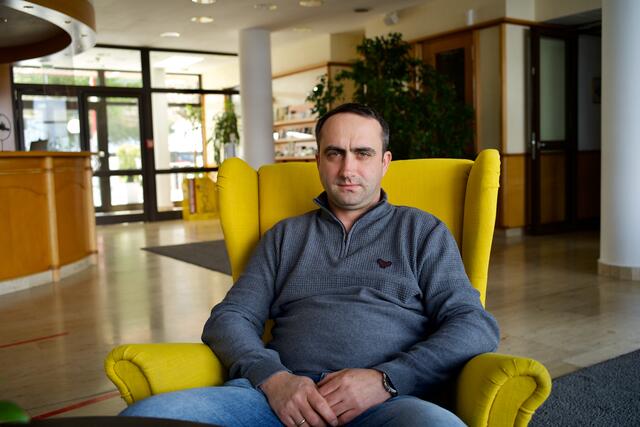 Im Foyer des Sporthotels empfing Nazar Nydza die BezirksBlätter zum Interview. Hier leben auch mehrere geflüchtete Familien. | Foto: Santrucek