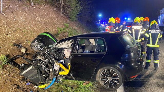 Die Lenkerin des PKW war in ihrem Fahrzeug eingeklemmt und musste mit dem hydraulischen Rettungsgerät aus ihrem Fahrzeug befreit werden. | Foto: FF Dietach