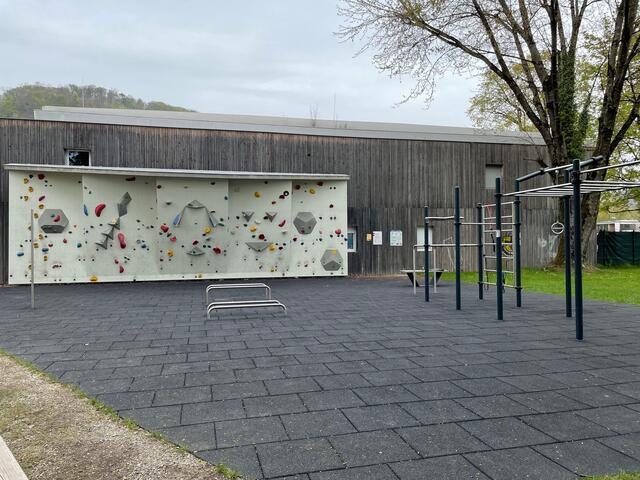 Die Boulderwand und die Calisthenics-Anlage soll die Salzburger zur Bewegung motivieren.  | Foto: Lisa Gold