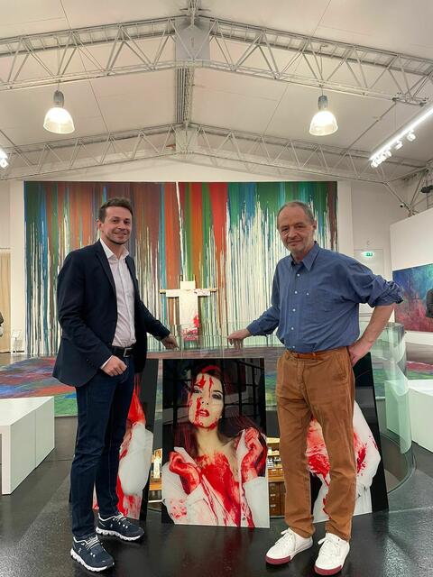 Christoph Mayer vom Nitschmuseum übernimmt drei Werke. | Foto: Siti Bittner