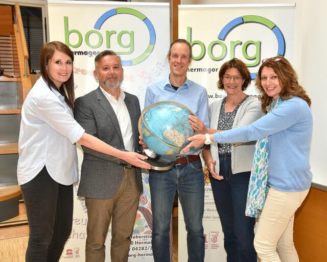 G. Hohenwarter, ZAMG, Geopark-Chefin Ortner, BORG-Direktor Schuller, Geo-Pädagoginnen Huber BORG und Obersteiner HLW (rechts) | Foto: Hans Jost